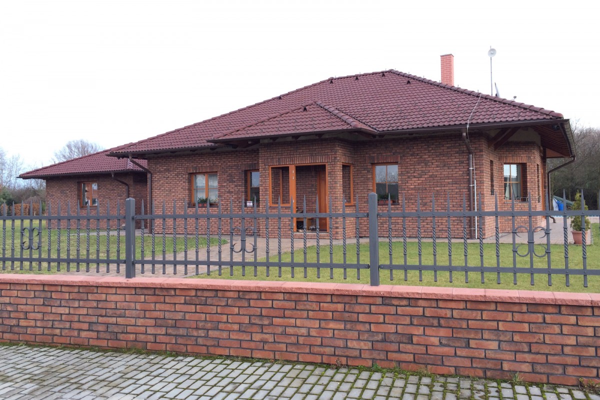 obkladové pásky Kastanjebruin na RD a plotě