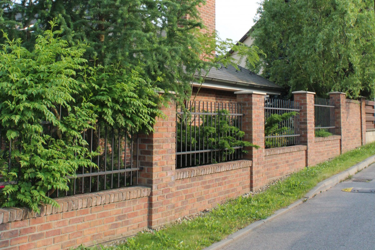 lícové cihly Kastanjebruin na plotě
