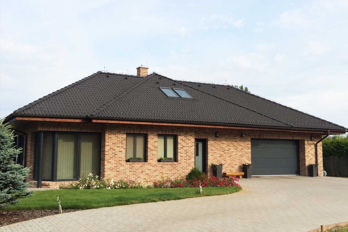 Moderní bungalov obložený cihlovými pásky