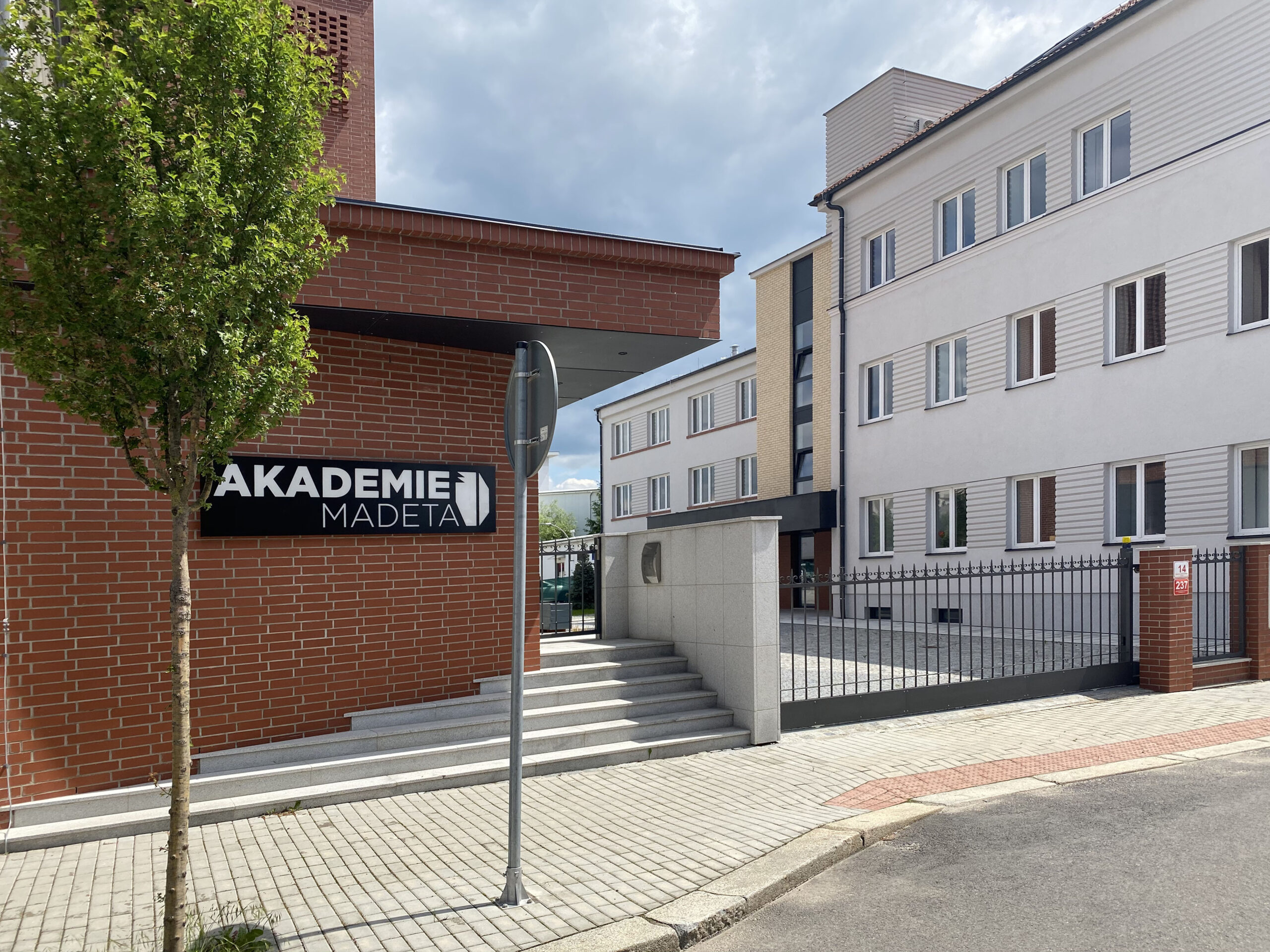 Administrativní budova s cihlovými pásky
