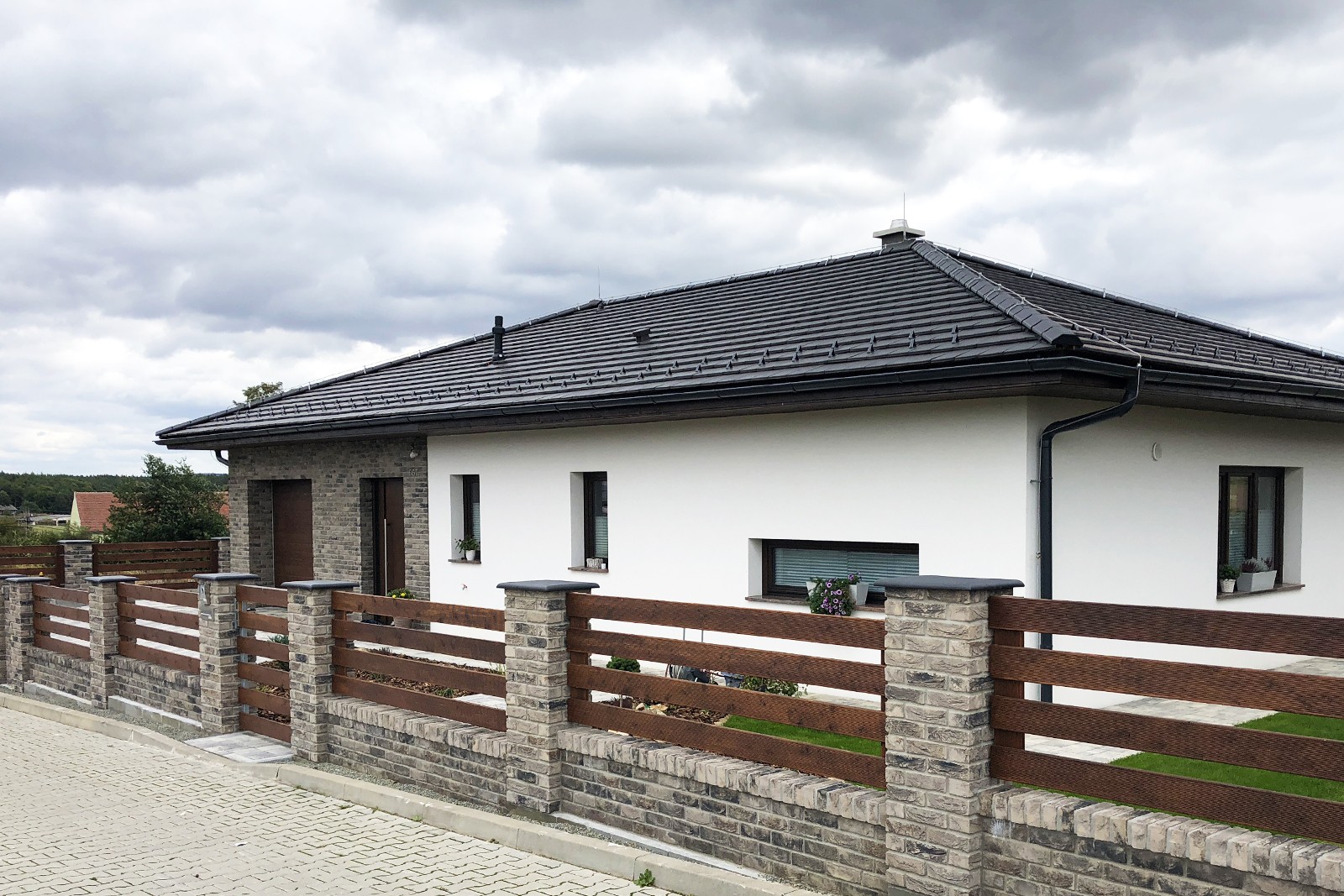 Moderní kombinace RD a plotu z lícových cihel