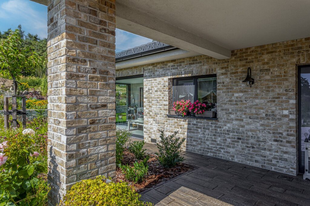 Sloup z cihlových pásků