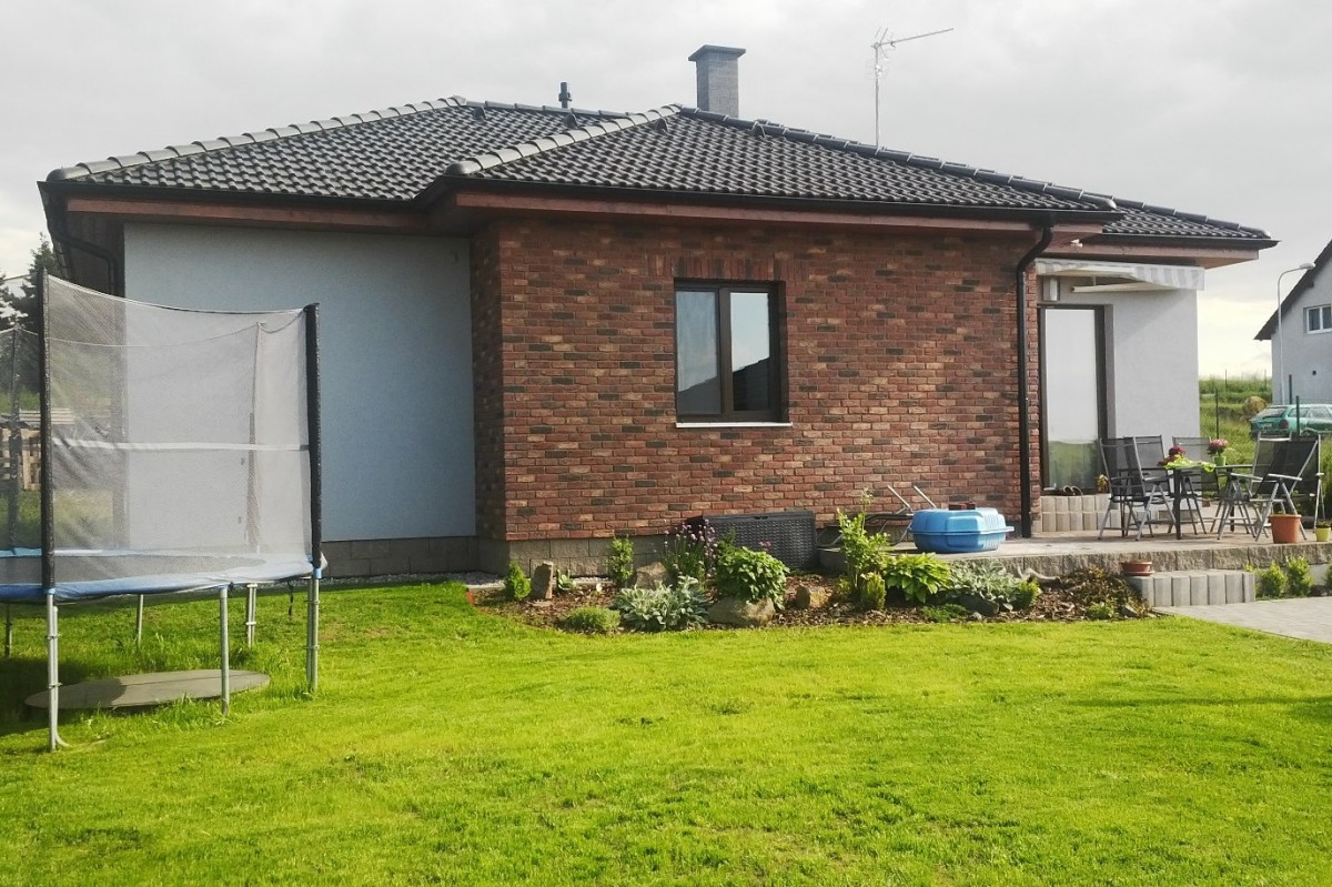 kombinace obkladových pásků T16 a omítky