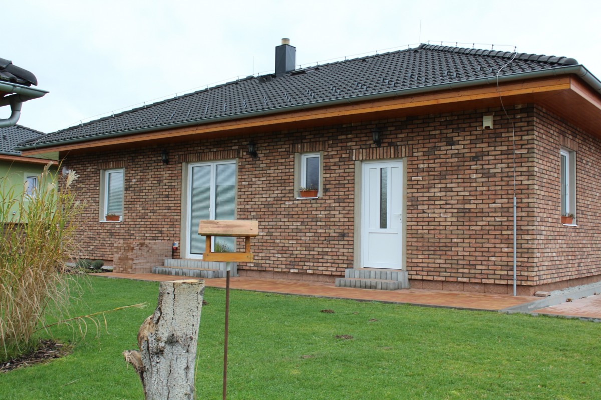 pásky Renaissance a černá spárovací hmota