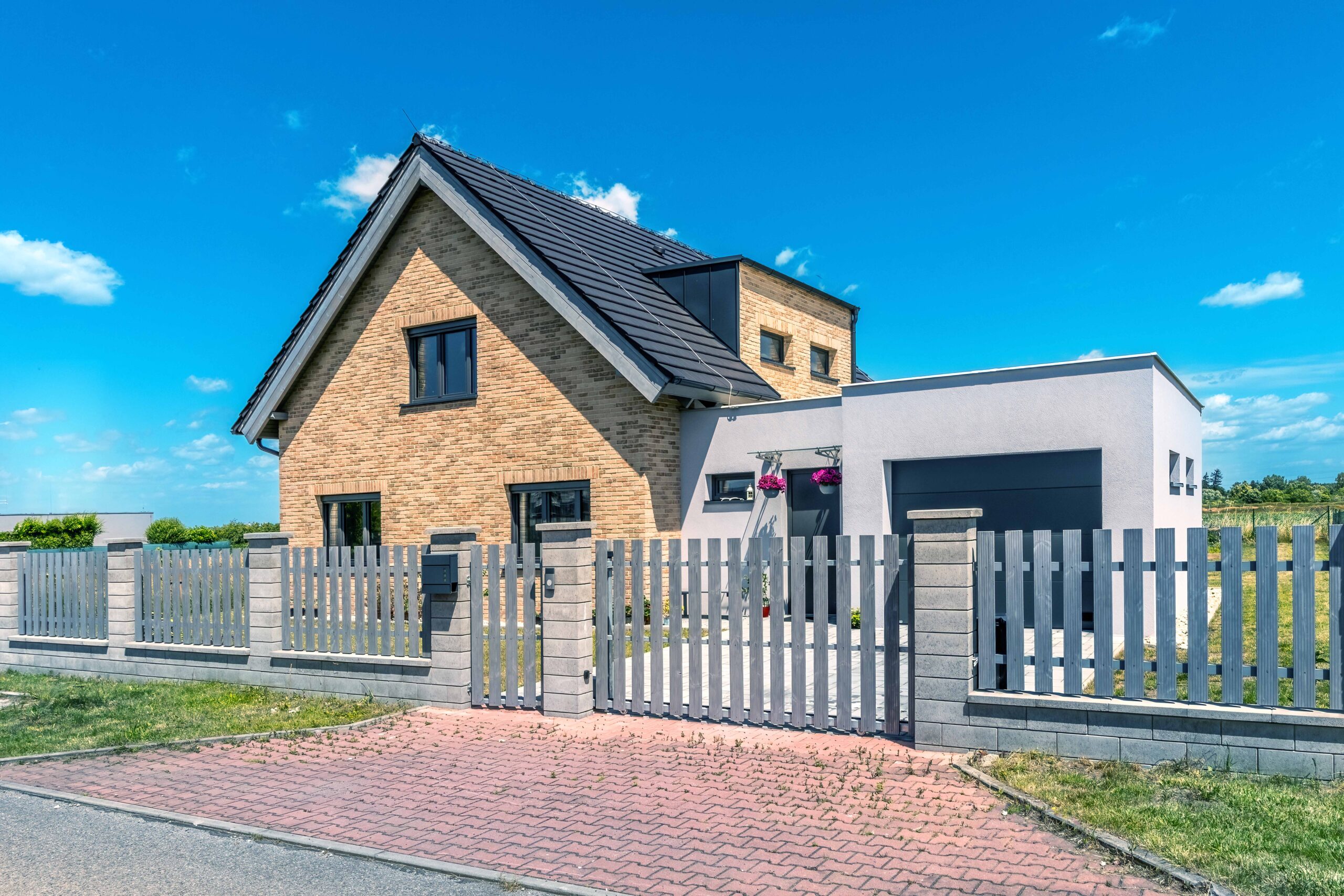Kombinace cihlových pásků Aurora a šedé omítky