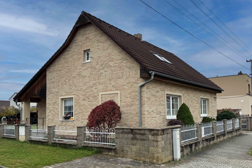 Částečný obklad fasády cihlovými pásky