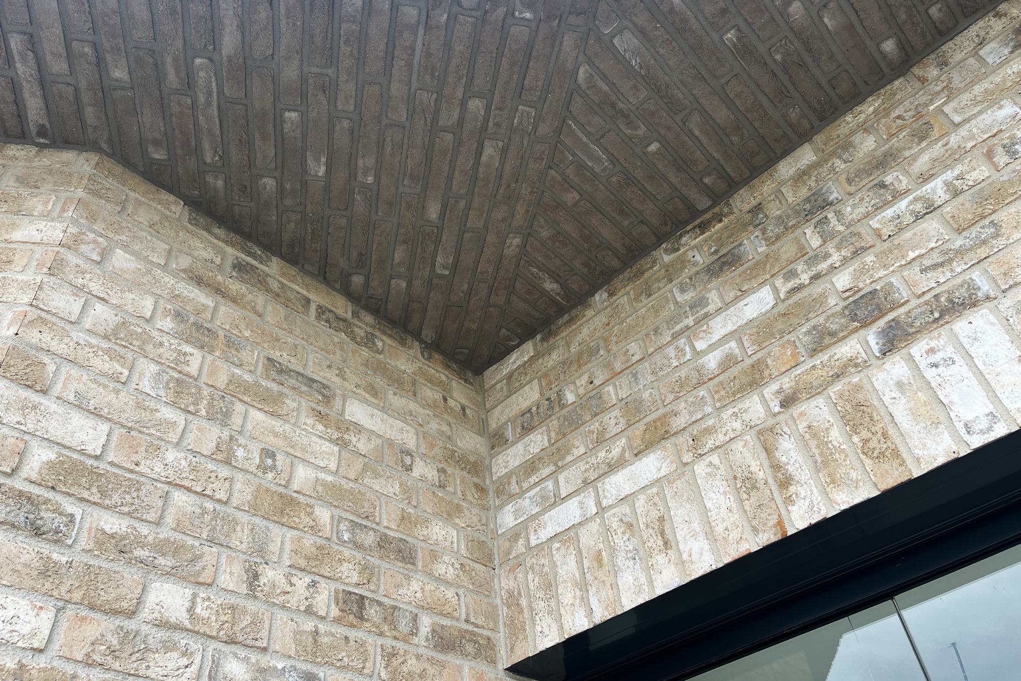 Detail podbití obložení cihlovými pásky