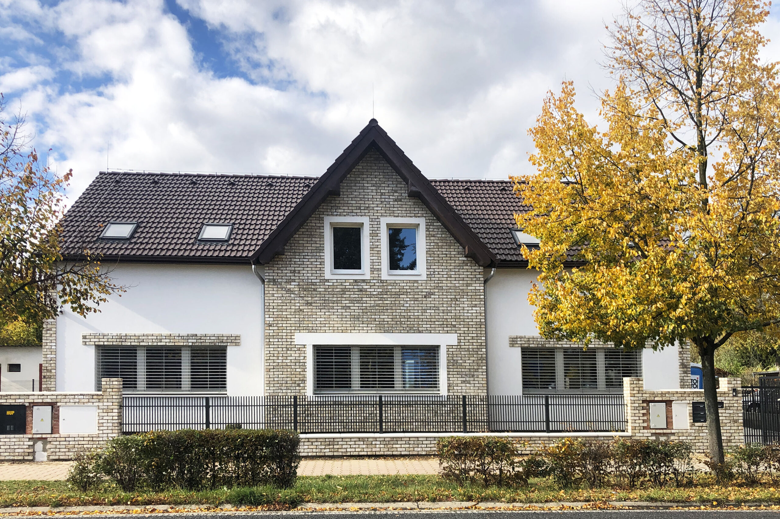 Částečné obložení fasády obkladovými pásky Brons Rustiek/Marziale