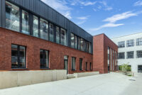 Moderní budova s cihlovou fasádou Koraalrood