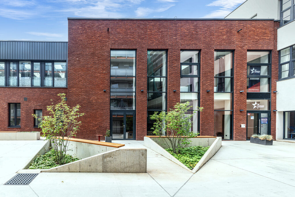 Obkladové pásky Koraalrood na fasádě