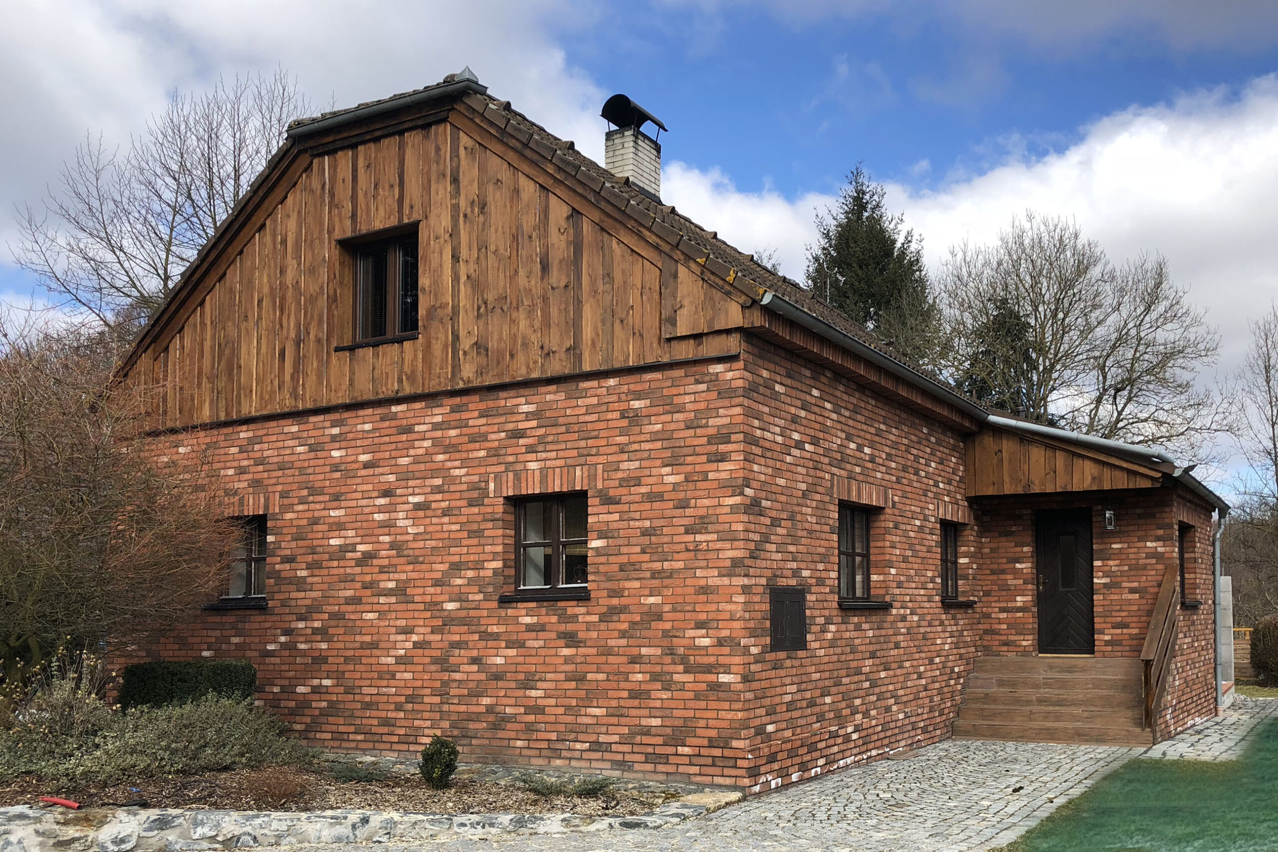 Částečné obložení fasády cihlovými pásky Mardale Antique
