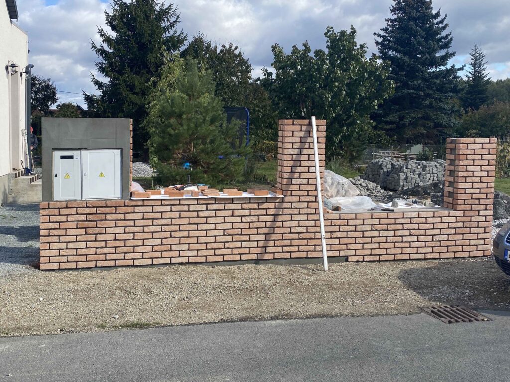 Obkládání plotu cihlovými pásky