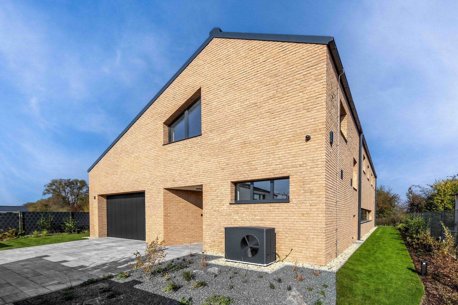 Rodinný dům obložený obkladovými pásky Oud Elst