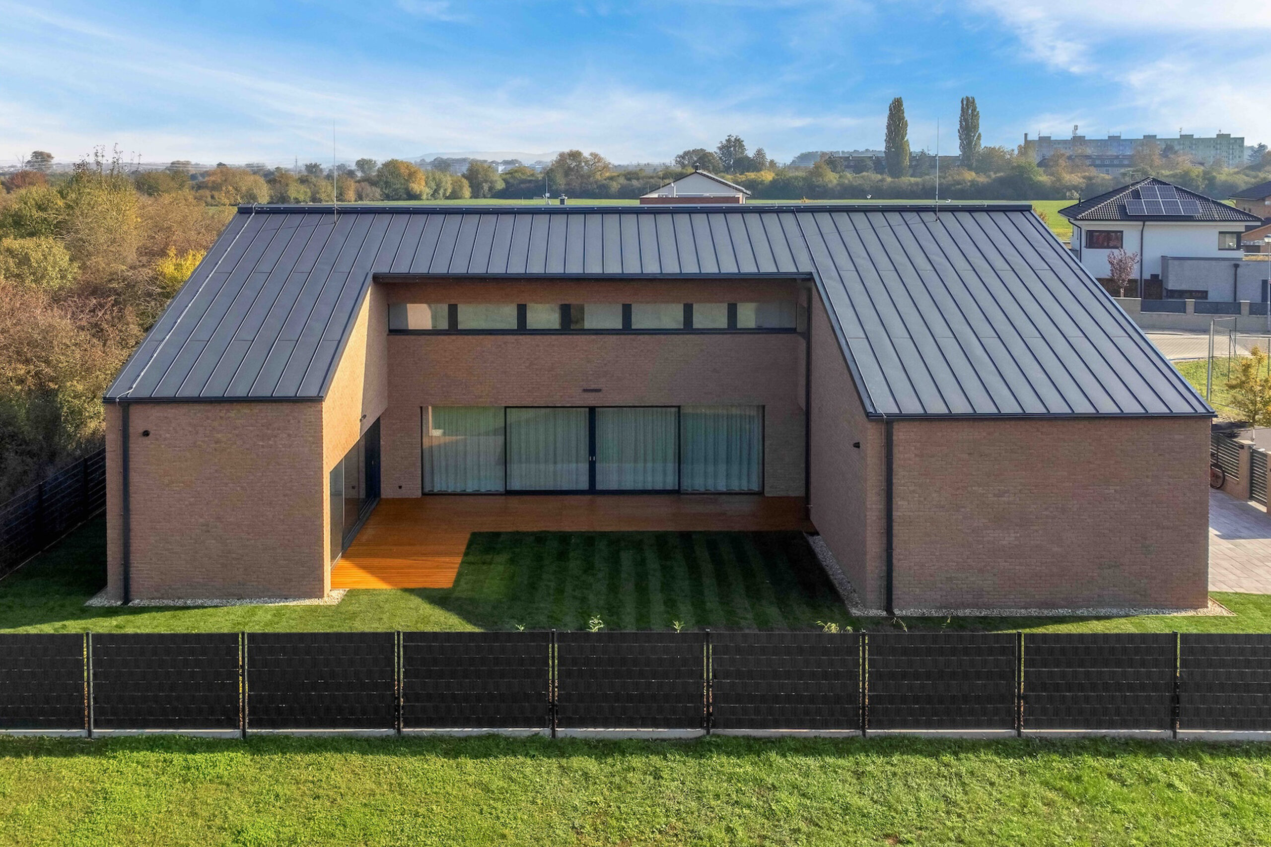Světlé cihlové pásky Oud Elst na fasádě