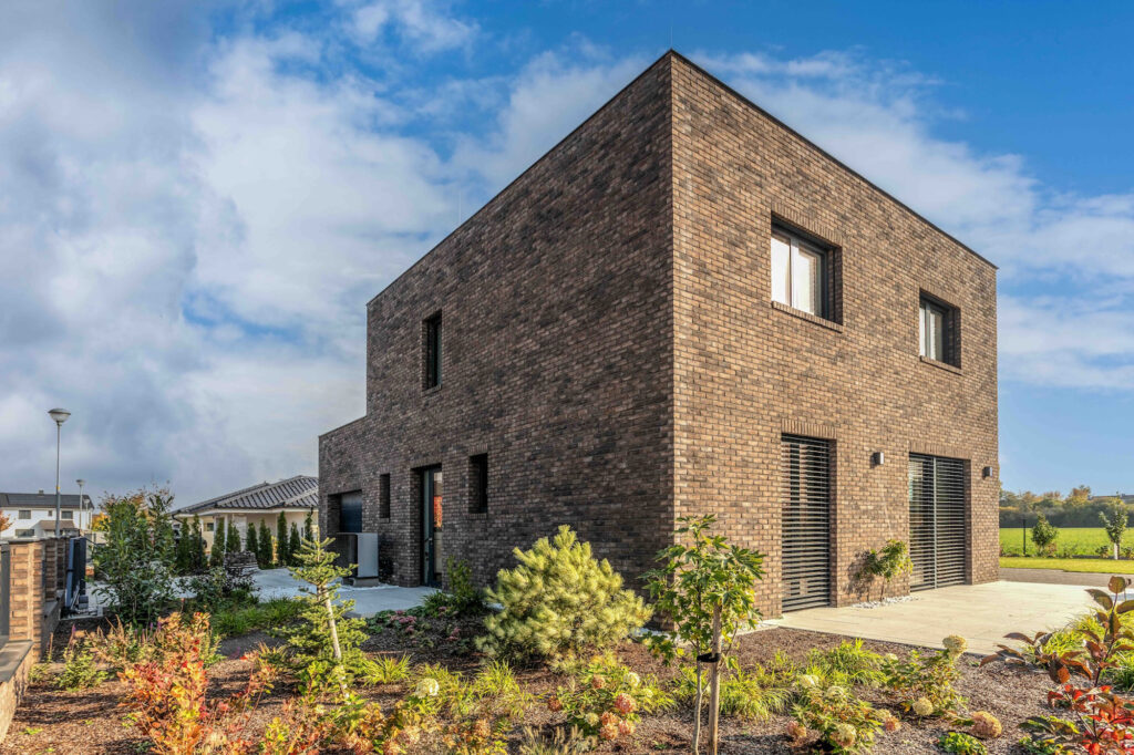 Moderní dům s cihlovou fasádou Pagus bruin zwart