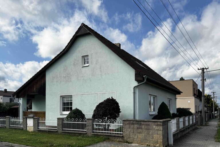 Původní znečištěná fasáda