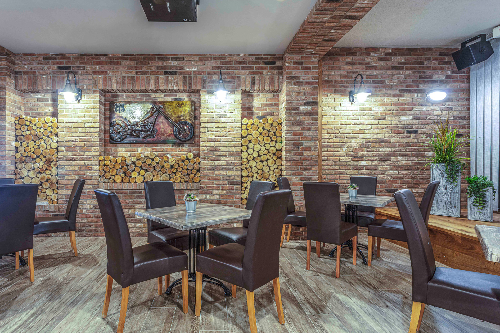 Restaurace s cihlovými pásky Renaissance v interiéru