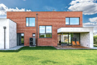 Rodinný dům s cihlovými pásky Spaans Rood