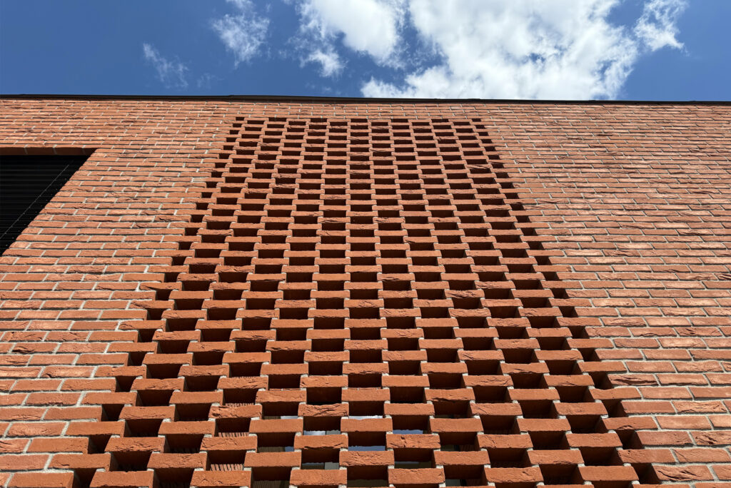 Detail fasády z lícových cihel Spaans Rood